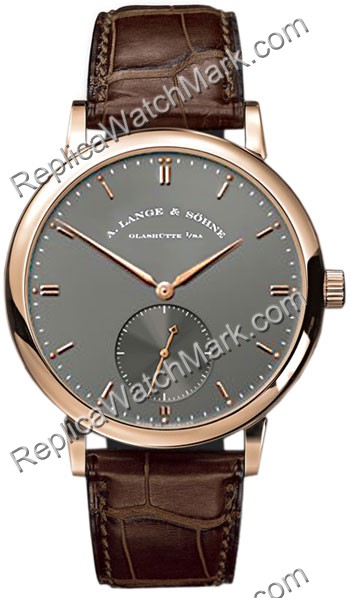 Un hombre de Lange & Söhne Saxonia Automatik Gran Reloj 307.033